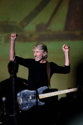October 1, 2016 - Mexico - EUM20161001ESP14.JPG.CIUDAD DE MEXICO.- Music Musica-Roger Waters.- Concierto de Roger Water, ex integrante de la banda britanica Pink Floyd, en la explanada del zocalo de la Ciudad de Mexico, la noche de este sabado 1 de octubre de 2016.  - ZUMAu78_