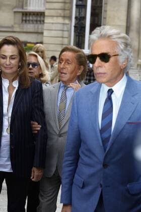 Valentino - Giancarlo Giammetti CELEBRITIES : Ankunft zur Modenschau Valentino - Fashion week - Paris - 02 10 2016 StephenCaillet Panoramic 