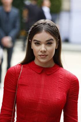 Hailee Steinfeld CELEBRITIES : Ankunft zur Modenschau Valentino - Fashion week - Paris - 02 10 2016 StephenCaillet Panoramic 