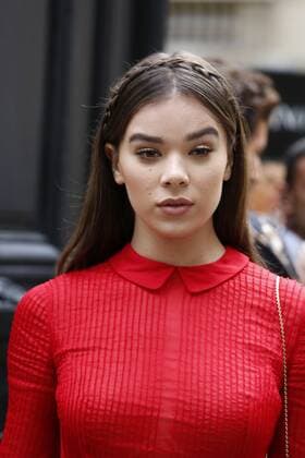 Hailee Steinfeld CELEBRITIES : Ankunft zur Modenschau Valentino - Fashion week - Paris - 02 10 2016 StephenCaillet Panoramic 