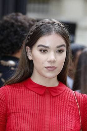Hailee Steinfeld CELEBRITIES : Ankunft zur Modenschau Valentino - Fashion week - Paris - 02 10 2016 StephenCaillet Panoramic 