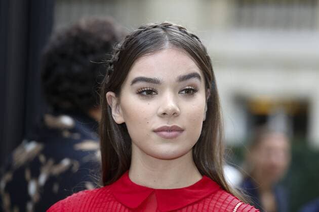 Hailee Steinfeld CELEBRITIES : Ankunft zur Modenschau Valentino - Fashion week - Paris - 02 10 2016 StephenCaillet Panoramic 