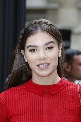 Hailee Steinfeld CELEBRITIES : Ankunft zur Modenschau Valentino - Fashion week - Paris - 02 10 2016 StephenCaillet Panoramic 