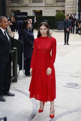 Hailee Steinfeld CELEBRITIES : Ankunft zur Modenschau Valentino - Fashion week - Paris - 02 10 2016 StephenCaillet Panoramic 