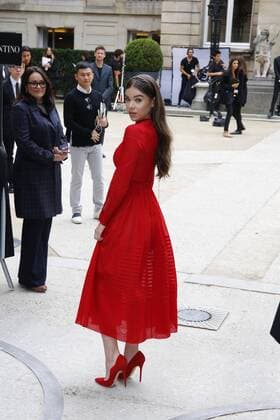 Hailee Steinfeld CELEBRITIES : Ankunft zur Modenschau Valentino - Fashion week - Paris - 02 10 2016 StephenCaillet Panoramic 