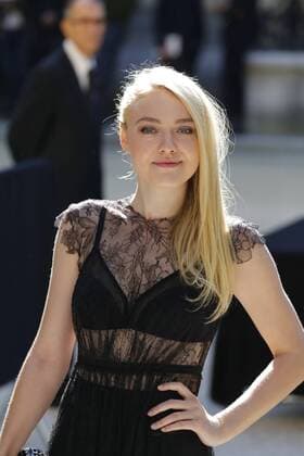 Dakota Fanning CELEBRITIES : Ankunft zur Modenschau Valentino - Fashion week - Paris - 02 10 2016 StephenCaillet Panoramic 