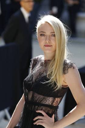 Dakota Fanning CELEBRITIES : Ankunft zur Modenschau Valentino - Fashion week - Paris - 02 10 2016 StephenCaillet Panoramic 