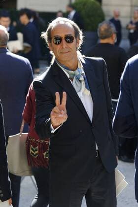alexandre desplat CELEBRITIES : Ankunft zur Modenschau Valentino - Fashion week - Paris - 02 10 2016 StephenCaillet Panoramic 