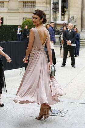 Olga Kurylenko CELEBRITIES : Ankunft zur Modenschau Valentino - Fashion week - Paris - 02 10 2016 StephenCaillet Panoramic 