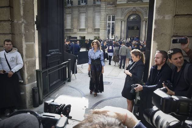Adriana Abascal CELEBRITIES : Ankunft zur Modenschau Valentino - Fashion week - Paris - 02 10 2016 StephenCaillet Panoramic 
