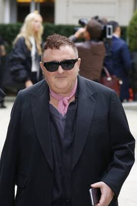 Alber Elbaz CELEBRITIES : Ankunft zur Modenschau Valentino - Fashion week - Paris - 02 10 2016 StephenCaillet Panoramic 