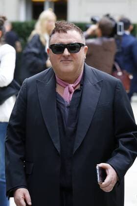 Alber Elbaz CELEBRITIES : Ankunft zur Modenschau Valentino - Fashion week - Paris - 02 10 2016 StephenCaillet Panoramic 