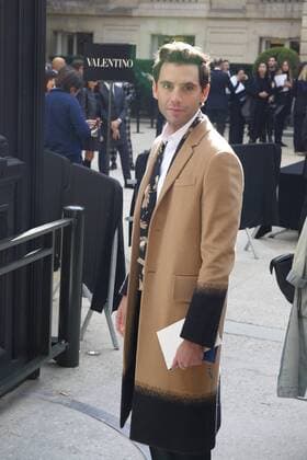 Mika CELEBRITIES : Ankunft zur Modenschau Valentino - Fashion week - Paris - 02 10 2016 StephenCaillet Panoramic 