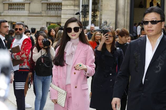 Fan Bingbing CELEBRITIES : Ankunft zur Modenschau Valentino - Fashion week - Paris - 02 10 2016 StephenCaillet Panoramic 