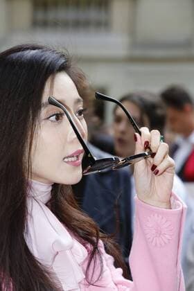 Fan Bingbing CELEBRITIES : Ankunft zur Modenschau Valentino - Fashion week - Paris - 02 10 2016 StephenCaillet Panoramic 