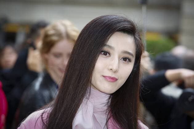 Fan Bingbing CELEBRITIES : Ankunft zur Modenschau Valentino - Fashion week - Paris - 02 10 2016 StephenCaillet Panoramic 