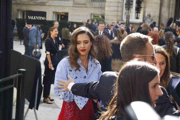 Jessica Alba CELEBRITIES : Ankunft zur Modenschau Valentino - Fashion week - Paris - 02 10 2016 StephenCaillet Panoramic 