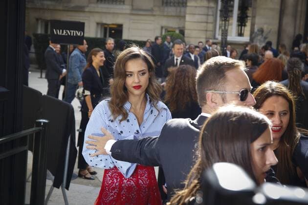 Jessica Alba CELEBRITIES : Ankunft zur Modenschau Valentino - Fashion week - Paris - 02 10 2016 StephenCaillet Panoramic 