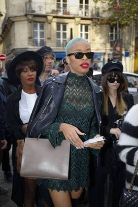 CELEBRITIES : Ankunft zur Modenschau John Galliano - Fashion Week - Paris - 02 10 2016 StephenCaillet Panoramic 