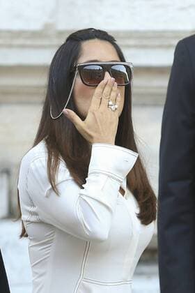 Salma Hayek CELEBRITES : Ankunft zur Modenschau von Stella McCartney - Paris - 03 10 2016 GwendolineLeGoff Panoramic 