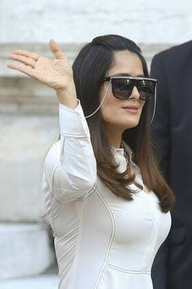 Salma Hayek CELEBRITES : Ankunft zur Modenschau von Stella McCartney - Paris - 03 10 2016 GwendolineLeGoff Panoramic 