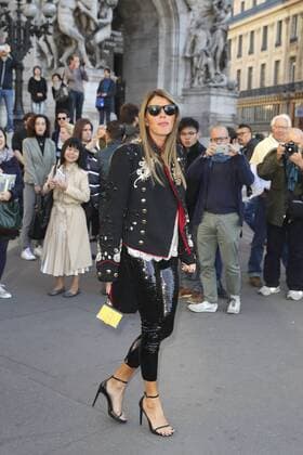 Anna Dello Russo CELEBRITES : Ankunft zur Modenschau von Stella McCartney - Paris - 03 10 2016 GwendolineLeGoff Panoramic 