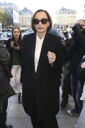 Kristin Scott Thomas CELEBRITES : Ankunft zur Modenschau von Stella McCartney - Paris - 03 10 2016 GwendolineLeGoff Panoramic 