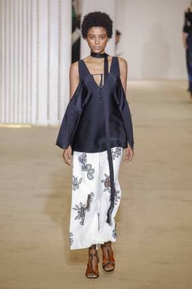 212088 Marineau Starface 2016-10-02 Paris France Paris Fashion week. Pret-a-porter printemps-ete 2017. Defile Roland Mouret. Roland Mouret , spring -summer 2017Paris, France Paris Fashion week. Ready-to-wear spring-summer 2017 Defile Roland Mouret. Editorial Use Only _sans_perso  Copyright: xMarineaux STAR_212088_014