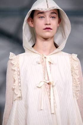 Paris Fashion Week - Veronique Branquinho Modenschau A model takes to the catwalk during the presentation of Veronique Branquinho s show as part of the Spring-Summer 2017 Paris Fashion Week on October 2, 2016.  PAR20161002106 MAYAxVIDON-WHITE