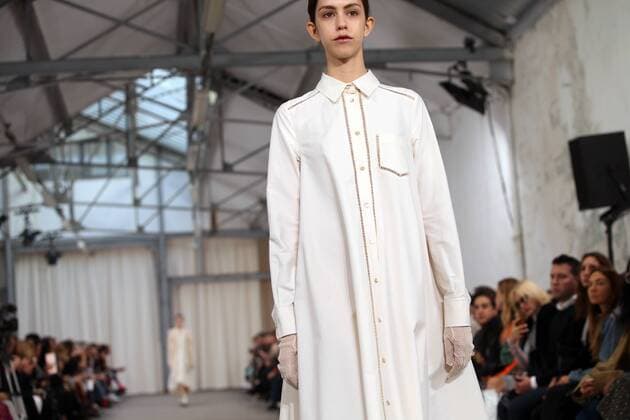 Paris Fashion Week - Veronique Branquinho Modenschau A model takes to the catwalk during the presentation of Veronique Branquinho s show as part of the Spring-Summer 2017 Paris Fashion Week on October 2, 2016.  PAR20161002107 MAYAxVIDON-WHITE