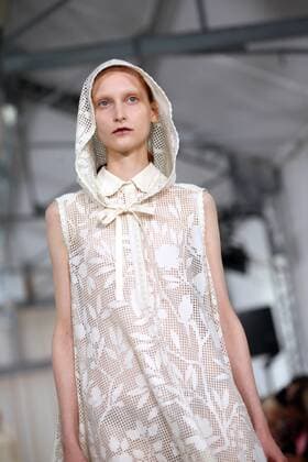 Paris Fashion Week - Veronique Branquinho Modenschau A model takes to the catwalk during the presentation of Veronique Branquinho s show as part of the Spring-Summer 2017 Paris Fashion Week on October 2, 2016.  PAR20161002108 MAYAxVIDON-WHITE