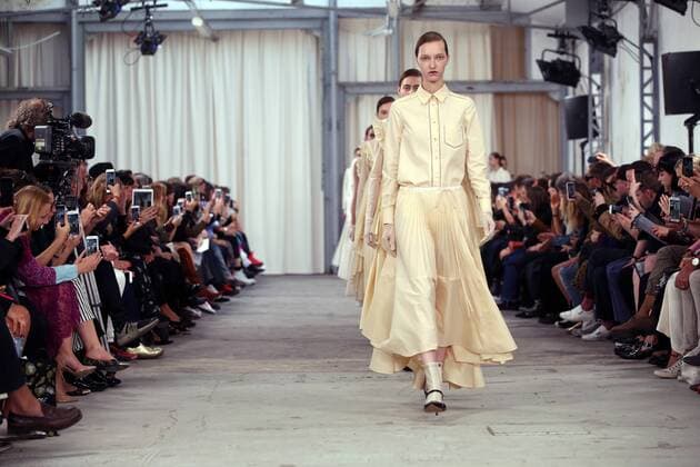 Paris Fashion Week - Veronique Branquinho Modenschau A model takes to the catwalk during the presentation of Veronique Branquinho s show as part of the Spring-Summer 2017 Paris Fashion Week on October 2, 2016.  PAR20161002102 MAYAxVIDON-WHITE