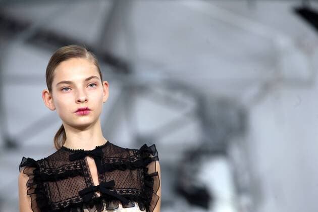 Paris Fashion Week - Veronique Branquinho Modenschau A model takes to the catwalk during the presentation of Veronique Branquinho s show as part of the Spring-Summer 2017 Paris Fashion Week on October 2, 2016.  PAR20161002113 MAYAxVIDON-WHITE