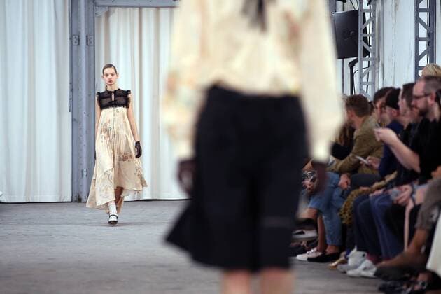 Paris Fashion Week - Veronique Branquinho Modenschau A model takes to the catwalk during the presentation of Veronique Branquinho s show as part of the Spring-Summer 2017 Paris Fashion Week on October 2, 2016.  PAR20161002114 MAYAxVIDON-WHITE