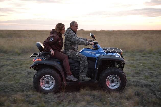 Themen der Woche Bilder des Tages ORENBURG REGION, RUSSIA - OCTOBER 3, 2016: Russia s President Vladimir Putin (R) rides a quad bike while he visits the Orenburgsky nature reserve that implements a programme to restore the population of Przwalski s horses. Alexei Druzhinin Russian Presidential Press and Information Office TASS  TS0333AB