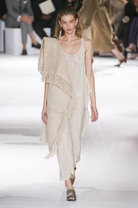 Paris Fashion Week - Stella McCartney Modenschau 212098 Marineau Starface 2016-10-03 Paris France Paris Fashion week. Pret-a-porter printemps-ete 2017. Defile Stella McCartney. Stella McCartney, spring-summer 2017 Paris, France Paris Fashion week. Ready-to-wear spring-summer 2017 Defile Stella McCartney. Editorial Use Only _sans_perso  Copyright: xMarineaux STAR_212098_017