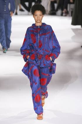 Paris Fashion Week - Stella McCartney Modenschau 212098 Marineau Starface 2016-10-03 Paris France Paris Fashion week. Pret-a-porter printemps-ete 2017. Defile Stella McCartney. Stella McCartney, spring-summer 2017 Paris, France Paris Fashion week. Ready-to-wear spring-summer 2017 Defile Stella McCartney. Editorial Use Only _sans_perso  Copyright: xMarineaux STAR_212098_023