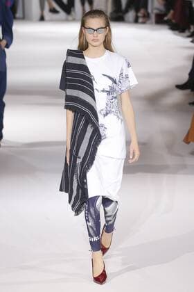 Paris Fashion Week - Stella McCartney Modenschau 212098 Marineau Starface 2016-10-03 Paris France Paris Fashion week. Pret-a-porter printemps-ete 2017. Defile Stella McCartney. Stella McCartney, spring-summer 2017 Paris, France Paris Fashion week. Ready-to-wear spring-summer 2017 Defile Stella McCartney. Editorial Use Only _sans_perso  Copyright: xMarineaux STAR_212098_025