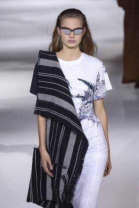 Paris Fashion Week - Stella McCartney Modenschau 212098 Marineau Starface 2016-10-03 Paris France Paris Fashion week. Pret-a-porter printemps-ete 2017. Defile Stella McCartney. Stella McCartney, spring-summer 2017 Paris, France Paris Fashion week. Ready-to-wear spring-summer 2017 Defile Stella McCartney. Editorial Use Only _sans_perso  Copyright: xMarineaux STAR_212098_026