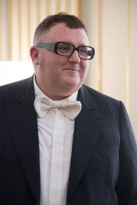 Paris Fashion Week - Ehrung für Alber Elbaz 212102 Serge Arnal Starface 2016-10-03 Paris France Alber Elbaz decore Officier de la Legion d honneur a Paris. Ceremonie de remise des insignes d?Officier de la Legion d?honneur Ã Alber Elbaz. Alber Elbaz. Alber Elbaz decorated Officer of the Legion of Honor in Paris. Elbaz, Alber  Copyright: xSergexArnalx xStarfacex STAR_212102_013