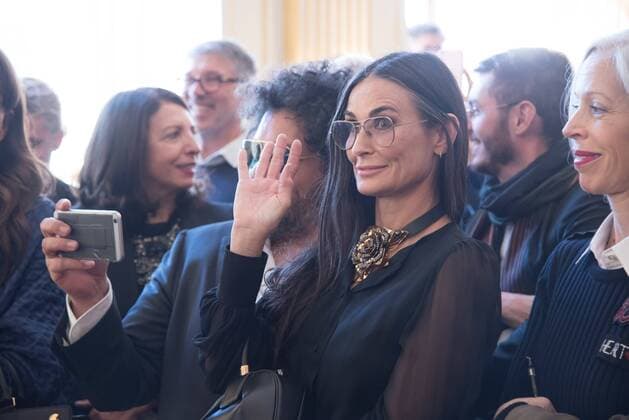 Paris Fashion Week - Demi Moore während Ehrung für Alber Elbaz 212102 Serge Arnal Starface 2016-10-03 Paris France Alber Elbaz decore Officier de la Legion d honneur a Paris. Ceremonie de remise des insignes d Officier de la Legion d honneur o Alber Elbaz. Demi Moore. Alber Elbaz decorated Officer of the Legion of Honor in Paris. Moore, Demi  Copyright: xSergexArnalx xStarfacex STAR_212102_015