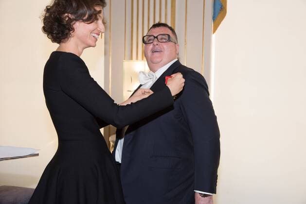 Paris Fashion Week - Ehrung für Alber Elbaz 212102 Serge Arnal Starface 2016-10-03 Paris France Alber Elbaz decore Officier de la Legion d honneur a Paris. Ceremonie de remise des insignes d Officier de la Legion d honneur o Alber Elbaz. Alber Elbaz. Alber Elbaz decorated Officer of the Legion of Honor in Paris. Elbaz, Alber; Azoulay, Audrey  Copyright: xSergexArnalx xStarfacex STAR_212102_017
