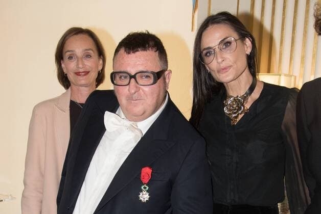 Paris Fashion Week - Demi Moore während Ehrung für Alber Elbaz 212102 Serge Arnal Starface 2016-10-03 Paris France Alber Elbaz decore Officier de la Legion d honneur a Paris. Ceremonie de remise des insignes d?Officier de la Legion d?honneur Ã Alber Elbaz. Alber Elbaz. Kristin Scott Thomas. Demi Moore. Alber Elbaz decorated Officer of the Legion of Honor in Paris. Scott-Thomas, Kristin; Moore, Demi; Elbaz, Alber  Copyright: xSergexArnalx xStarfacex STAR_212102_030