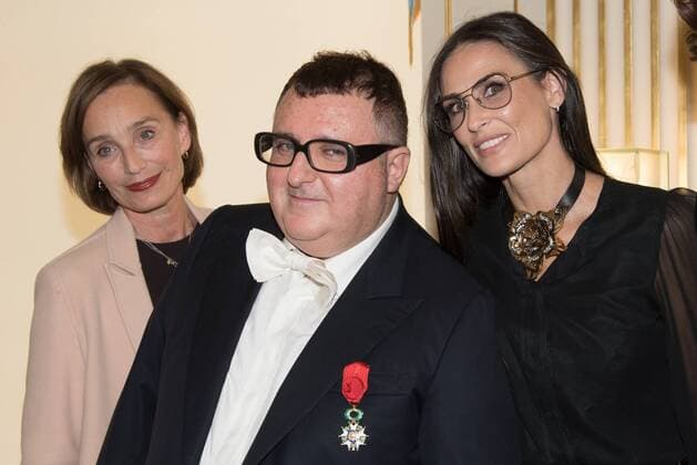 Paris Fashion Week - Ehrung für Alber Elbaz 212102 Serge Arnal Starface 2016-10-03 Paris France Alber Elbaz decore Officier de la Legion d honneur a Paris. Ceremonie de remise des insignes d?Officier de la Legion d?honneur Ã Alber Elbaz. Alber Elbaz. Kristin Scott Thomas. Demi Moore. Alber Elbaz decorated Officer of the Legion of Honor in Paris. Scott-Thomas, Kristin; Moore, Demi; Elbaz, Alber  Copyright: xSergexArnalx xStarfacex STAR_212102_033