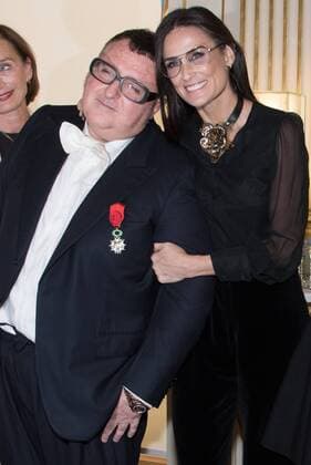 Paris Fashion Week - Ehrung für Alber Elbaz 212102 Serge Arnal Starface 2016-10-03 Paris France Alber Elbaz decore Officier de la Legion d honneur a Paris. Ceremonie de remise des insignes d?Officier de la Legion d?honneur Ã Alber Elbaz. Alber Elbaz. Demi Moore. Alber Elbaz decorated Officer of the Legion of Honor in Paris. Moore, Demi; Elbaz, Alber  Copyright: xSergexArnalx xStarfacex STAR_212102_037