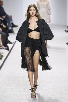 Themen der Woche Bilder des Tages Paris Fashion Week - Giambattista Valli Modenschau 212111 Marineau Starface 2016-10-03 Paris France Paris Fashion Week. défilé PAP Printemps-Eté 2017. Giambattista Valli. Editorial use only Hadid, Gigi  Copyright: xMarineaux STAR_212111_012