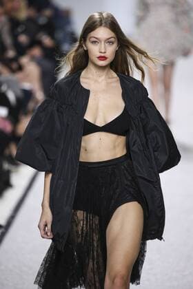 Paris Fashion Week - Giambattista Valli Modenschau 212111 Marineau Starface 2016-10-03 Paris France Paris Fashion Week. défilé PAP Printemps-Eté 2017. Giambattista Valli. Editorial use only Hadid, Gigi  Copyright: xMarineaux STAR_212111_013