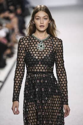 Paris Fashion Week - Giambattista Valli Modenschau 212111 Marineau Starface 2016-10-03 Paris France Paris Fashion Week. défilé PAP Printemps-Eté 2017. Giambattista Valli. Editorial use only Hadid, Gigi  Copyright: xMarineaux STAR_212111_050