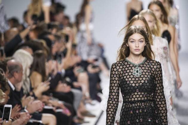 Paris Fashion Week - Giambattista Valli Modenschau 212111 Marineau Starface 2016-10-03 Paris France Paris Fashion Week. défilé PAP Printemps-Eté 2017. Giambattista Valli. Editorial use only Hadid, Gigi  Copyright: xMarineaux STAR_212111_051
