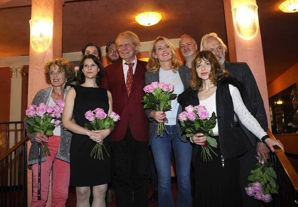 Bilder des Tages Kathrin Ackermann, Kathrin Hanak, Irene Clarin, Peter Fricke, Maria Furtwängler, Patrizia Orlando und Siemen Rühaak Premiere Glücklich die Glücklichen Komödie im Bayerischen Hof Theater München 03. Oktober 2016